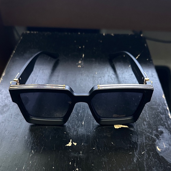 Forum Tallahassee Accessories - Women's Black Geometric Square Sunglasses with Gold Accent